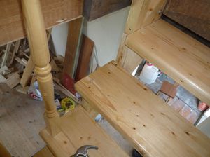 Балясины крепятся при помощи уровня и специальных приспособлений.