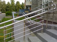 Перила из нержавейки чащи используют на улице
