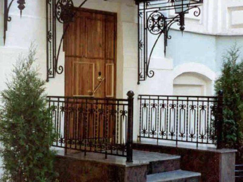 Как украсить входную часть дома